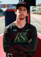Alpinestars Ayess Csf Tee, Langarm-T-Shirt, Schwarz, mit grün-gelben AS-Grafiken mit Farbverlauf auf Brust und Ärmeln, lässige, vom Motorsport inspirierte Streetwear, getragen auf einer Rennstrecke
