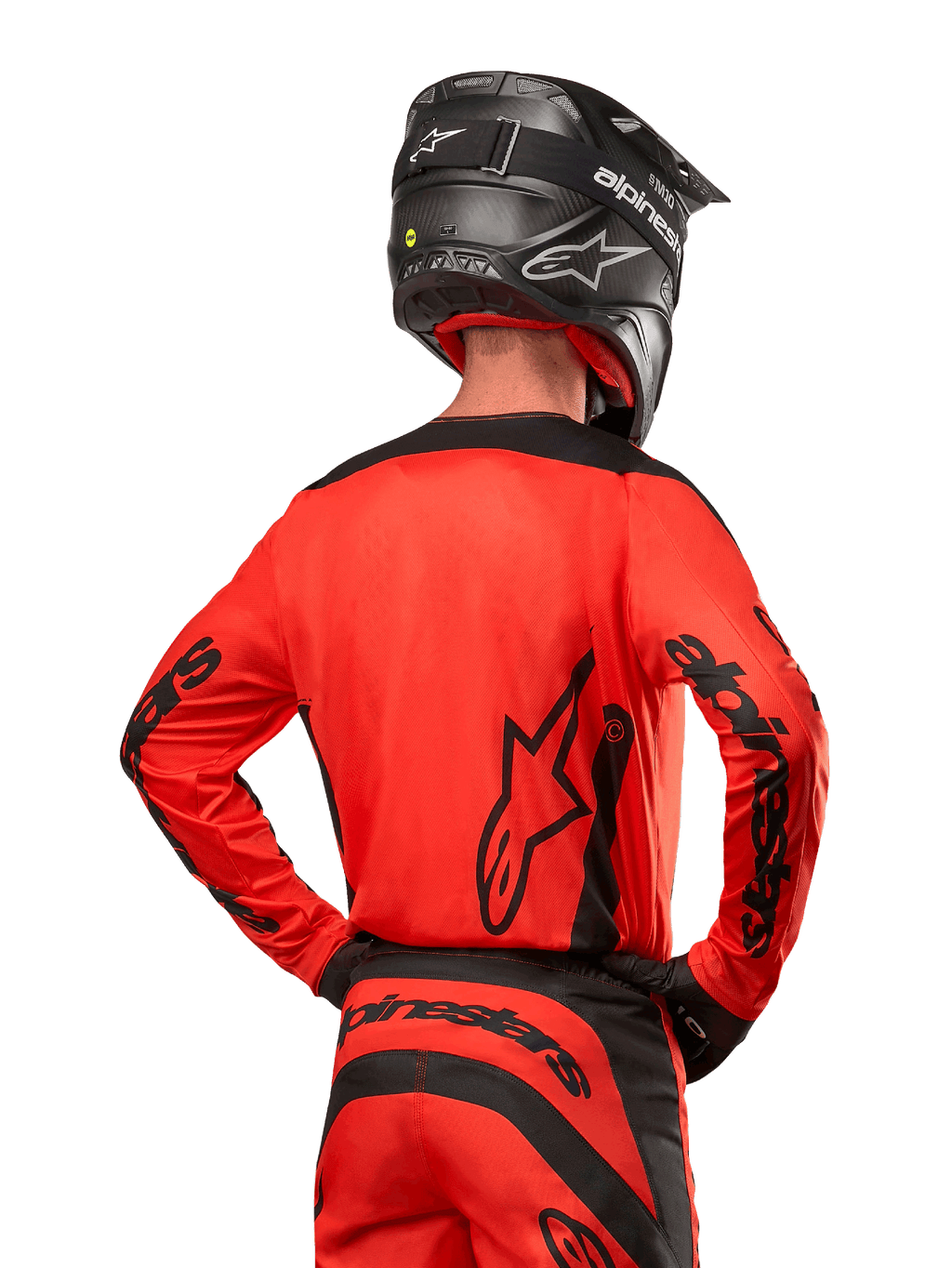 Motocross-Fahrer von hinten im Alpinestars 2024 Fluid Lurv Trikot in Hot Orange und Schwarz, mit auffälligem Alpinestars-Branding auf dem Rücken und den Ärmeln, kombiniert mit passender Motocross-Hose und einem schwarzen Helm, entwickelt für Offroad-Rennsport-Performance.