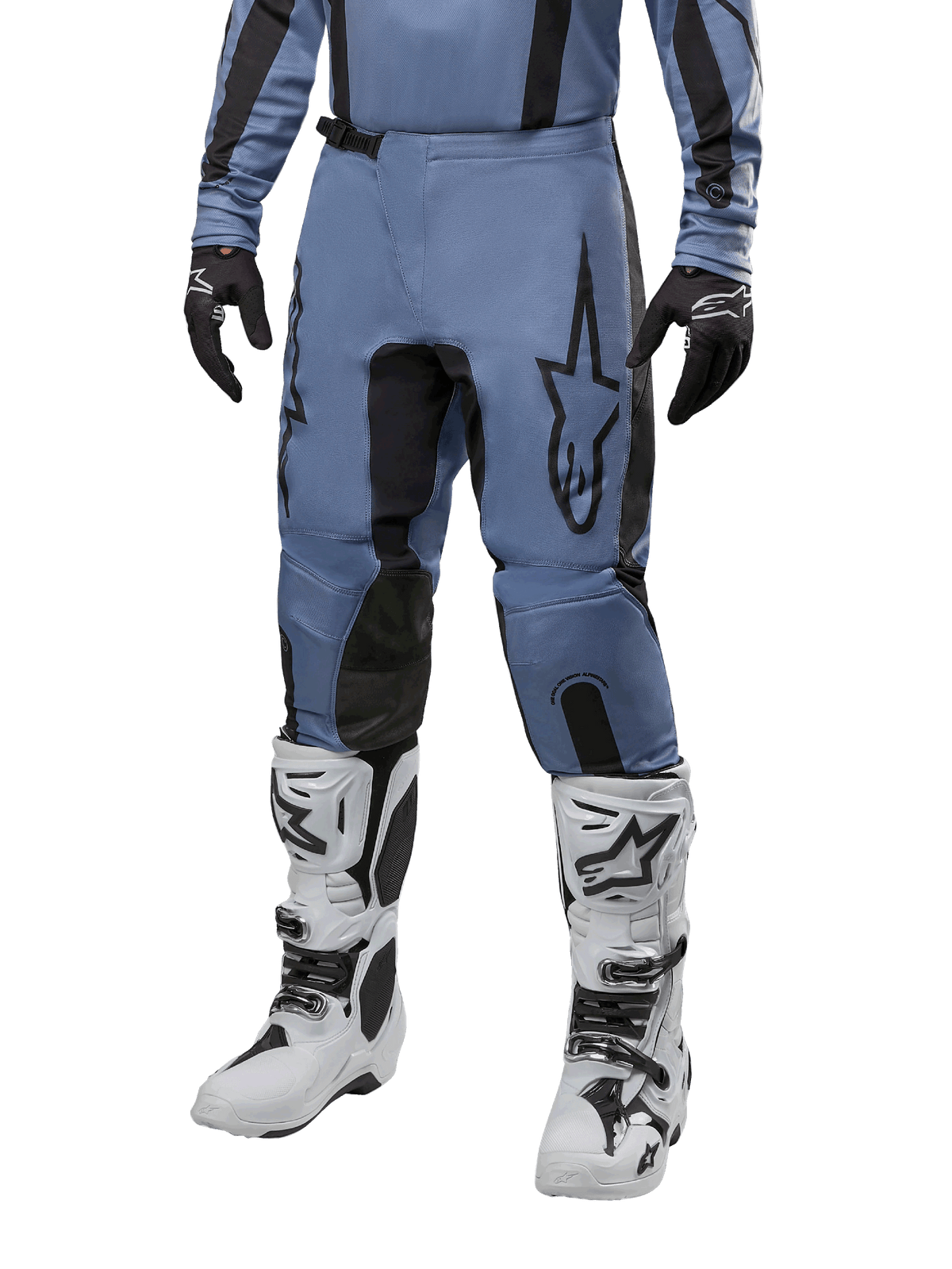 Alpinestars 2024 Fluid Lurv Hose, Motocross-Hose, Hellblau und Schwarz, getragen mit passendem Langarm-Trikot und weißen Motocross-Stiefeln, mit markantem schwarzen Stern-Logo auf dem Oberschenkel und verstärkten Knie-Innenpaneelen, Vorderansicht auf weißem Hintergrund