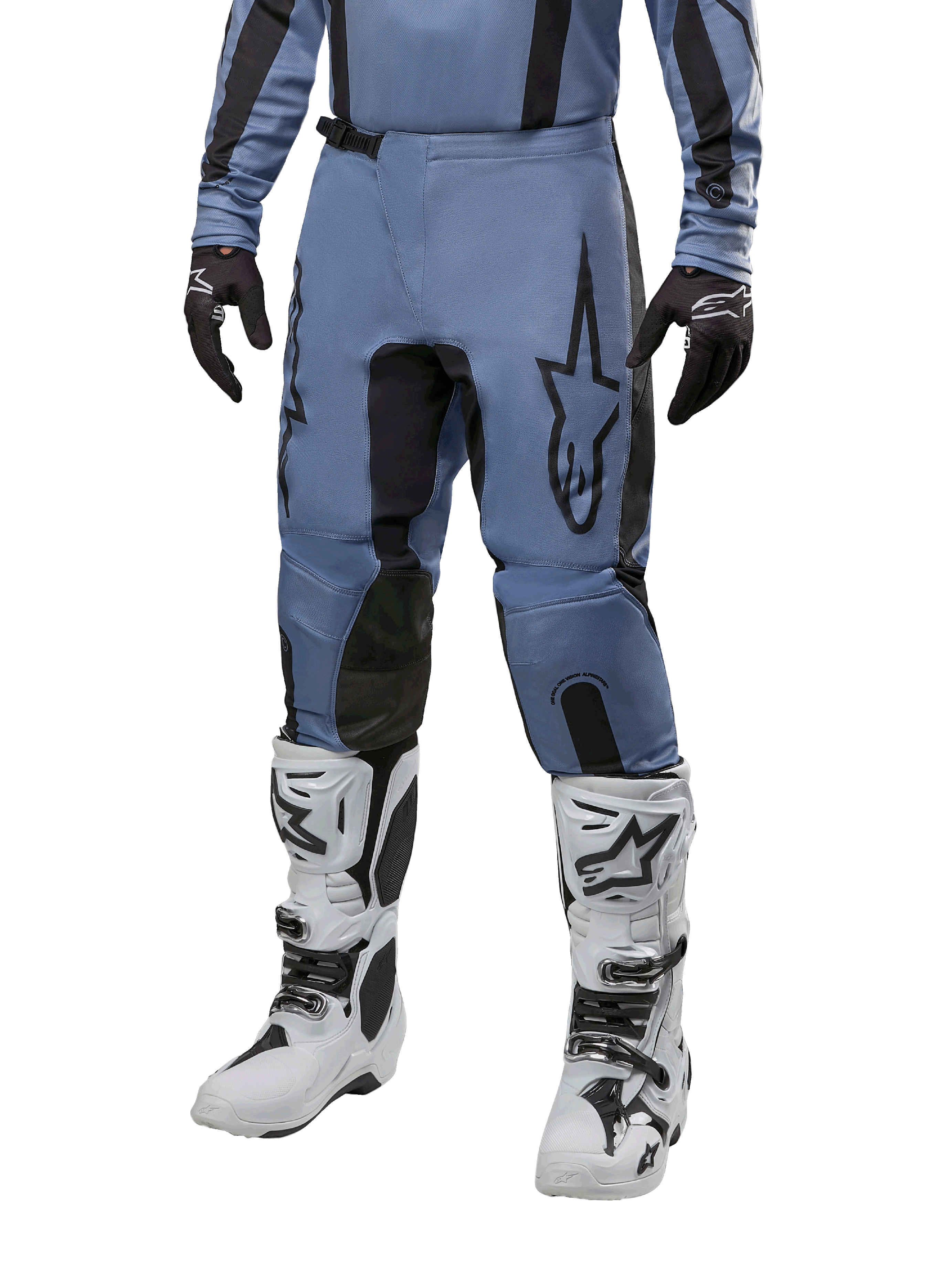 Alpinestars 2024 Fluid Lurv Hose, Motocross-Hose, Hellblau und Schwarz, getragen mit passendem Langarm-Trikot und weißen Motocross-Stiefeln, mit markantem schwarzen Stern-Logo auf dem Oberschenkel und verstärkten Knie-Innenpaneelen, Vorderansicht auf weißem Hintergrund