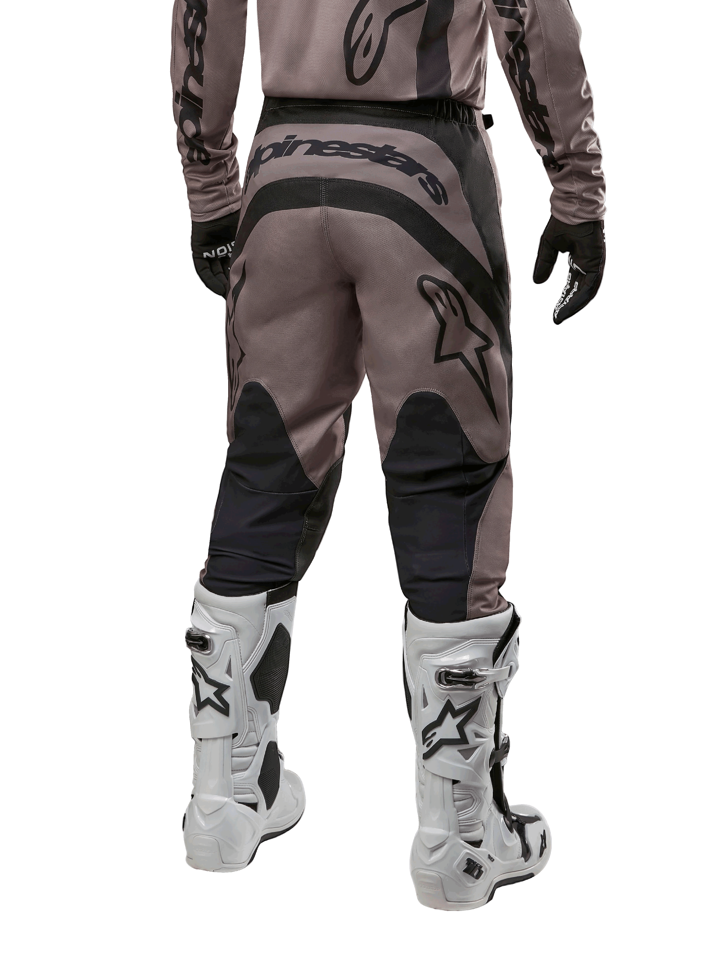 Alpinestars 2024 Fluid Lurv Hose, Motocross-Hose, Mud Black, Rückansicht mit großem schwarzem Alpinestars-Logo auf dem Gesäß und schwarzen Wadenpaneelen, getragen mit weiß-schwarzen Motocross-Stiefeln und passendem Jersey.