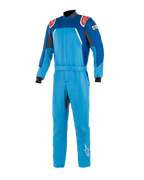 Alpinestars GP Pro Comp Bootcut Anzug FIA, Autorennanzug, Kobaltblau und Königsblau mit roten Akzenten, verfügt über rote Schulterklappen mit weißen Logos, schwarze Ärmelbündchen und Bootcut-Beine, mehrlagige Aramid-Konstruktion für Rundstreckenrennen