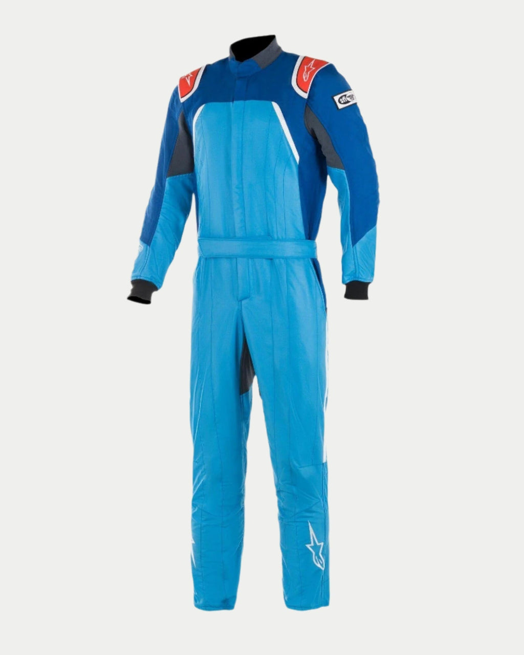 Alpinestars GP Pro Comp Bootcut Anzug FIA, professioneller Autorennanzug in Cobalt-Blau, Königsblau und Rot, mit dreilagiger Aramid-Konstruktion, Schulterklappen und Bootcut-Beindesign mit weißen Stern-Logos.