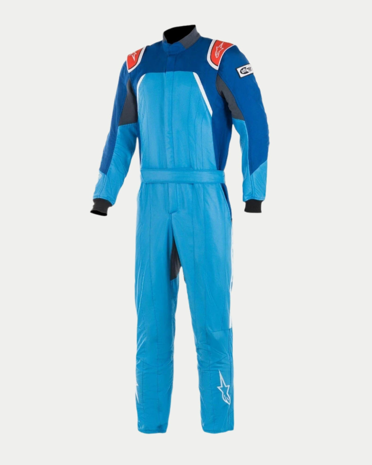 Alpinestars GP Pro Comp Bootcut Anzug FIA, professioneller Autorennanzug in Cobalt-Blau, Königsblau und Rot, mit dreilagiger Aramid-Konstruktion, Schulterklappen und Bootcut-Beindesign mit weißen Stern-Logos.