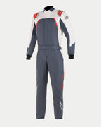 Alpinestars GP Pro Comp Bootcut Anzug FIA, Autorennsport-Anzug, Asphalt, Weiß und Rot, dunkelgrauer Hauptteil mit weißen Schultereinsätzen und roten Akzenten, mit Alpinestars-Logos auf Schultern und Beinen, Bootcut-Beinkonstruktion, professionelles Motorsport-Design