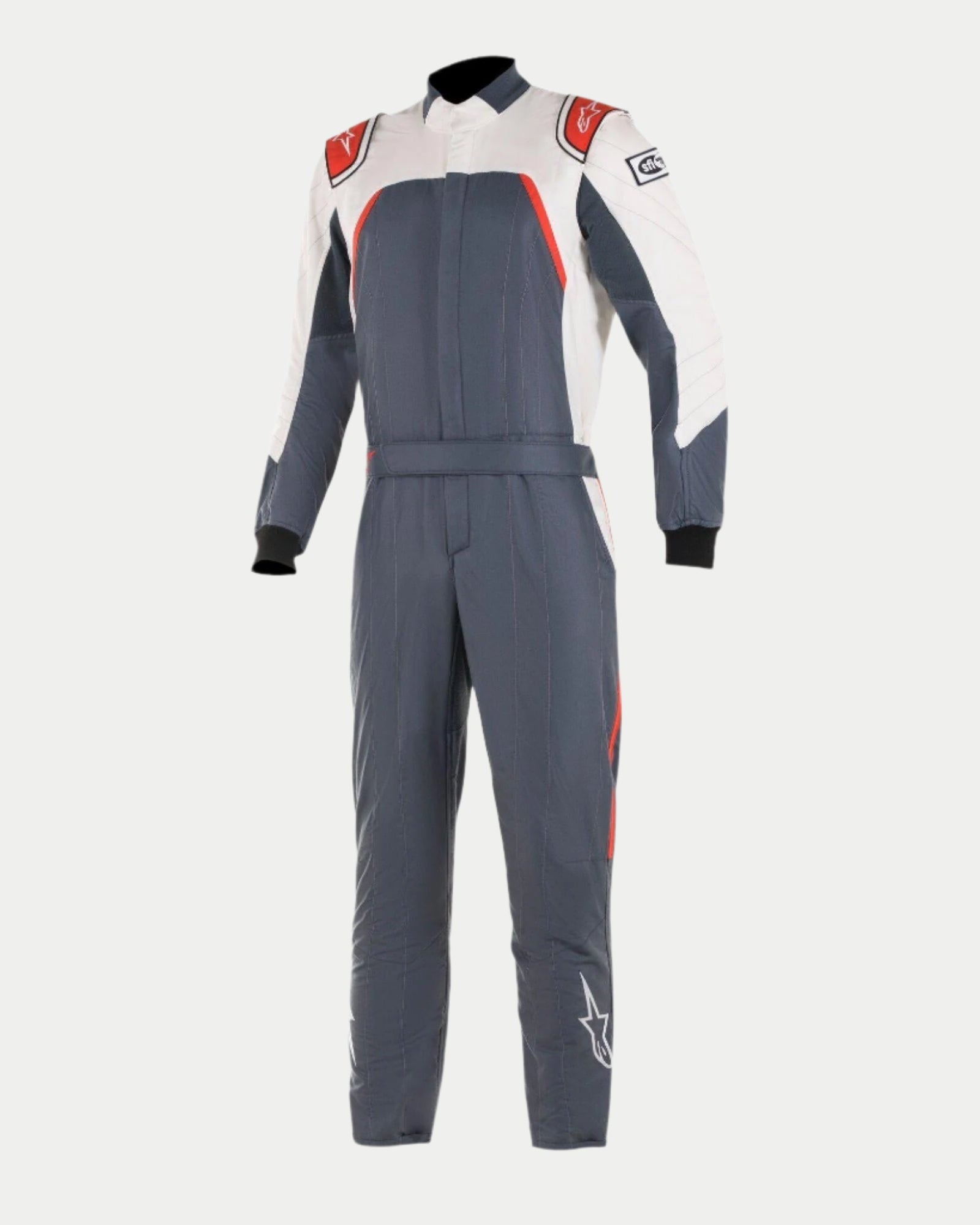 Alpinestars GP Pro Comp Bootcut Anzug FIA, Autorennsport-Anzug, Asphalt, Weiß und Rot, dunkelgrauer Hauptteil mit weißen Schultereinsätzen und roten Akzenten, mit Alpinestars-Logos auf Schultern und Beinen, Bootcut-Beinkonstruktion, professionelles Motorsport-Design