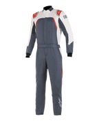 Alpinestars GP Pro Comp Bootcut Anzug FIA, Auto-Rennanzug, Asphalt, Weiß und Rot, einteiliger Motorsportanzug mit weißem oberem Brustbereich und Ärmeln, roten Schulterakzenten, dunkelgrauem Korpus in Asphalt und Bootcut-Beinkonstruktion.