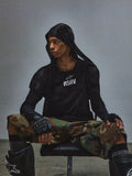 Alpinestars RSRV Nucleon SS Tee, Schwarzes T-Shirt mit RSRV-Aufdruck, Urban Streetwear, Getragen mit Kapuzenpullover, Tarnhose und Knieschützern, Moderner Tactical-Style