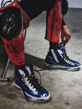 Alpinestars RSRV Legacy Shoe, Blau und Weiß High-Top Sneaker, Motorsport-inspiriertes Streetwear-Schuhwerk, getragen mit Schutzausrüstung, schwarze Schnürsenkel, glänzende Textur