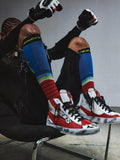 Alpinestars RSRV Legacy Shoe, Lifestyle-Sneaker, Rot und Weiß mit Schwarzen Akzenten, Premium-Konstruktion, Person trägt bunte Kniestrümpfe und schwarze Handschuhe
