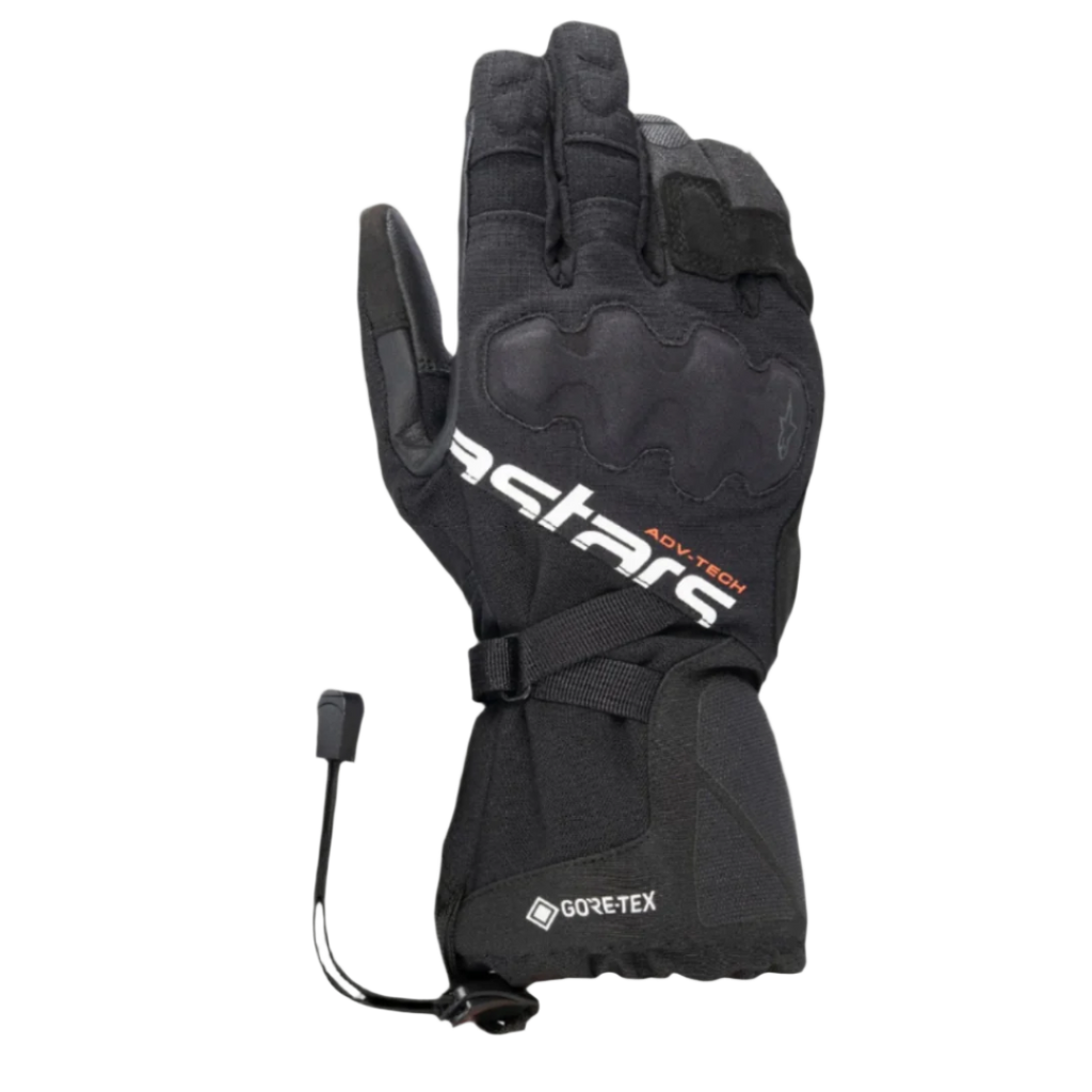 Alpinestars XT-5 GORE-TEX Handschuhe, schwarze Motorradhandschuhe mit weißem Astars-Branding und orangefarbenem ADV-TECH-Schriftzug, langes Stulpendesign mit verdecktem Knöchelschutz, GORE-TEX Logo und Kordelzugverschluss, Adventure-Touring-Ausrüstung