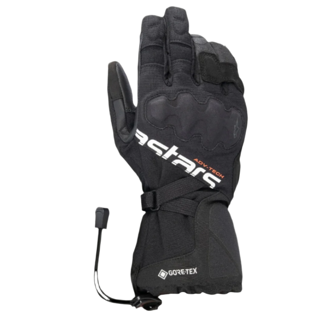 Alpinestars XT-5 GORE-TEX Handschuhe, schwarze Motorradhandschuhe mit weißem Astars-Branding und orangefarbenem ADV-TECH-Schriftzug, langes Stulpendesign mit verdecktem Knöchelschutz, GORE-TEX Logo und Kordelzugverschluss, Adventure-Touring-Ausrüstung