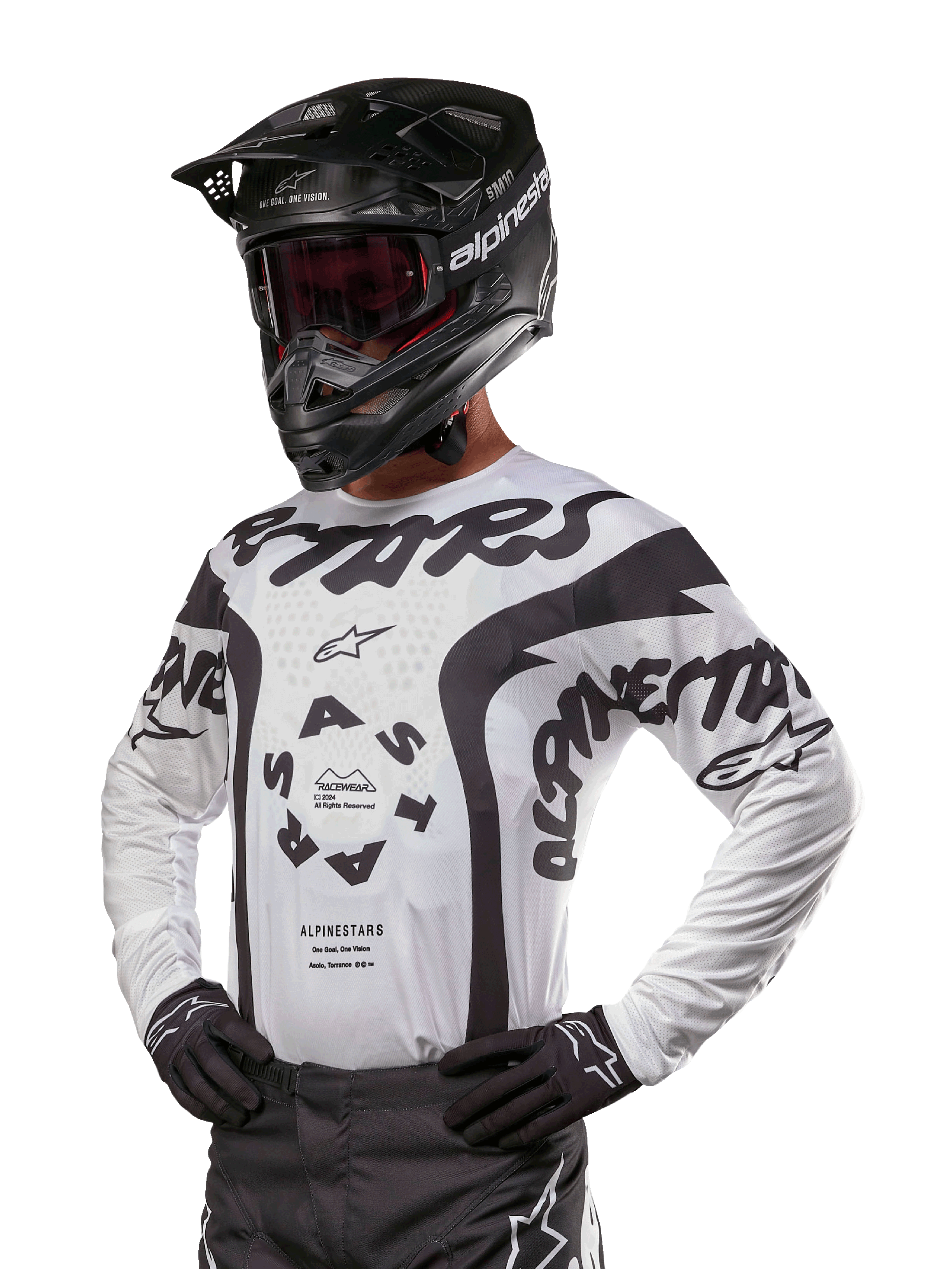 Alpinestars 2024 Racer Hana Trikot, Motocross-Renntrikot, Weiß und Schwarz, markante Grafiken mit Alpinestars- und Astars-Branding, getragen mit schwarzem Helm und schwarzen Handschuhen, Performance-Offroad-MX-Ausrüstung