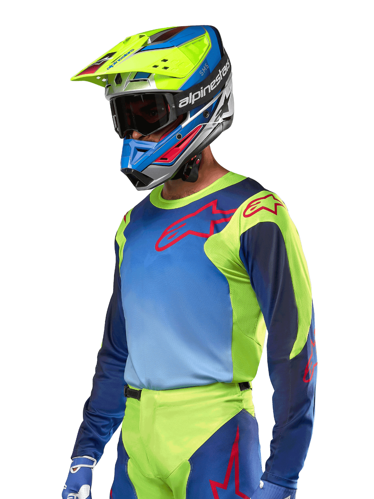 Alpinestars 2024 Racer Hoen Jersey, Motocross-Trikot, Gelb Fluo und Blue Night Navy mit roten Logos, getragen mit einem dazu passenden gelben, blauen und roten Helm und blauen Handschuhen, lebhafte Ausrüstung für Offroad-Rennen