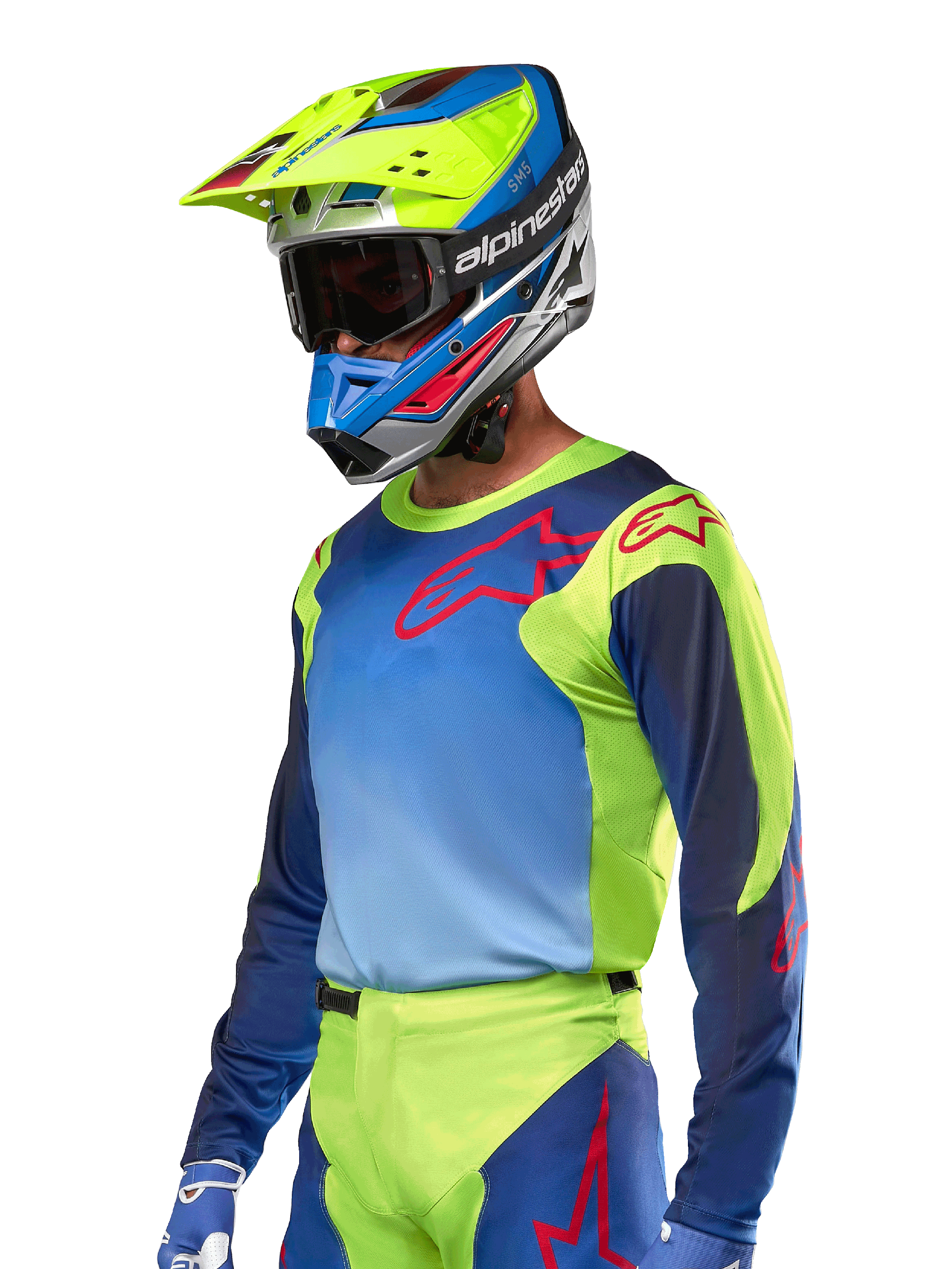 Alpinestars 2024 Racer Hoen Jersey, Motocross-Trikot, Gelb Fluo und Blue Night Navy mit roten Logos, getragen mit einem dazu passenden gelben, blauen und roten Helm und blauen Handschuhen, lebhafte Ausrüstung für Offroad-Rennen