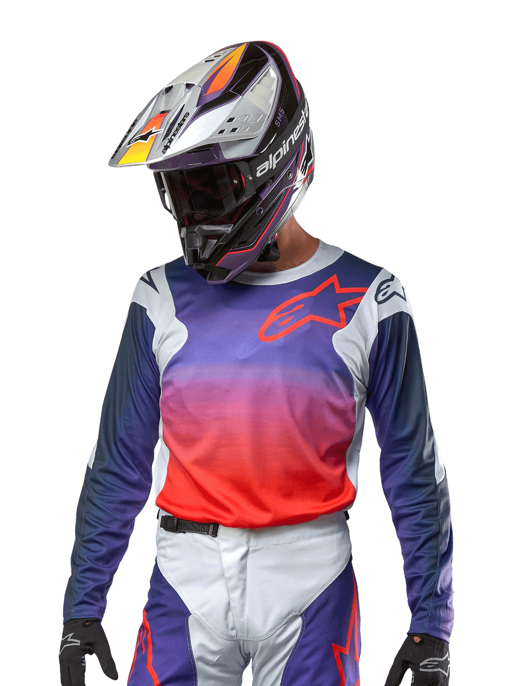 Alpinestars 2024 Racer Hoen Trikot, Motocross-Trikot, Farbverlauf von Lila zu leuchtendem Orange mit dunkelblauen Ärmeln, hellgraue Schultereinsätze, getragen mit passender Rennhose und Helm, komplette Offroad-Fahrausrüstung