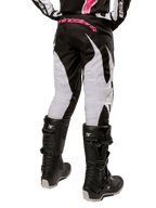 Alpinestars Damen-Stella 2024 Fluid Hose, Motocross-Hose, Schwarz und Weiß, Rückansicht mit weißen Beinbahnen und pinkem Branding am Hosenbund, kombiniert mit schwarzen Tech 3 Stiefeln, strapazierfähige Ausrüstung für den Offroad-Rennsport