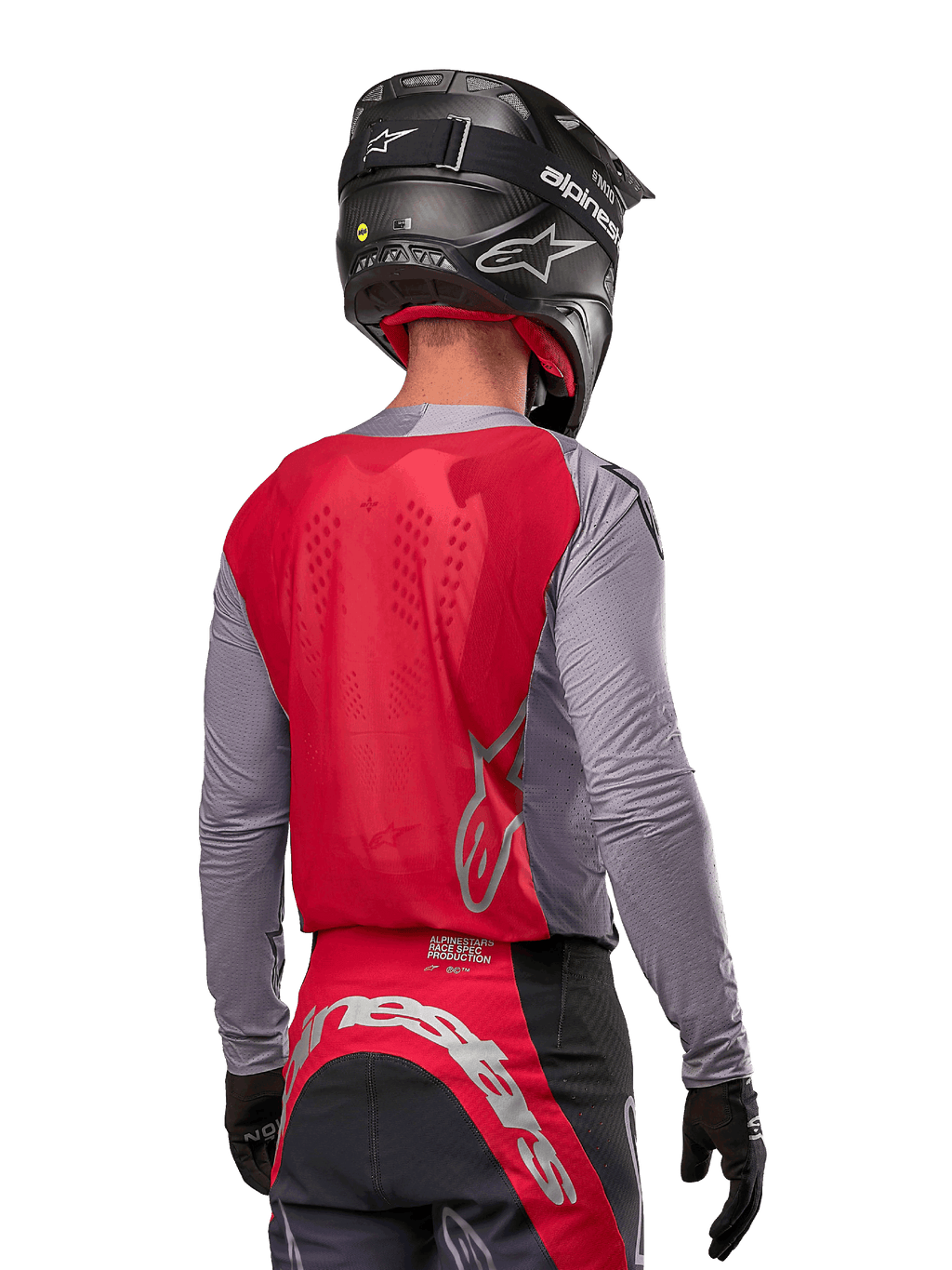 Motocross-Fahrer von hinten, Alpinestars 2024 Supertech Dade Jersey in Iron Red Berry und Grau, atmungsaktives Mesh-Rückenteil, silberne Logo-Akzente, schwarzer Helm und passende Rennhose, professionelle Offroad-Performance