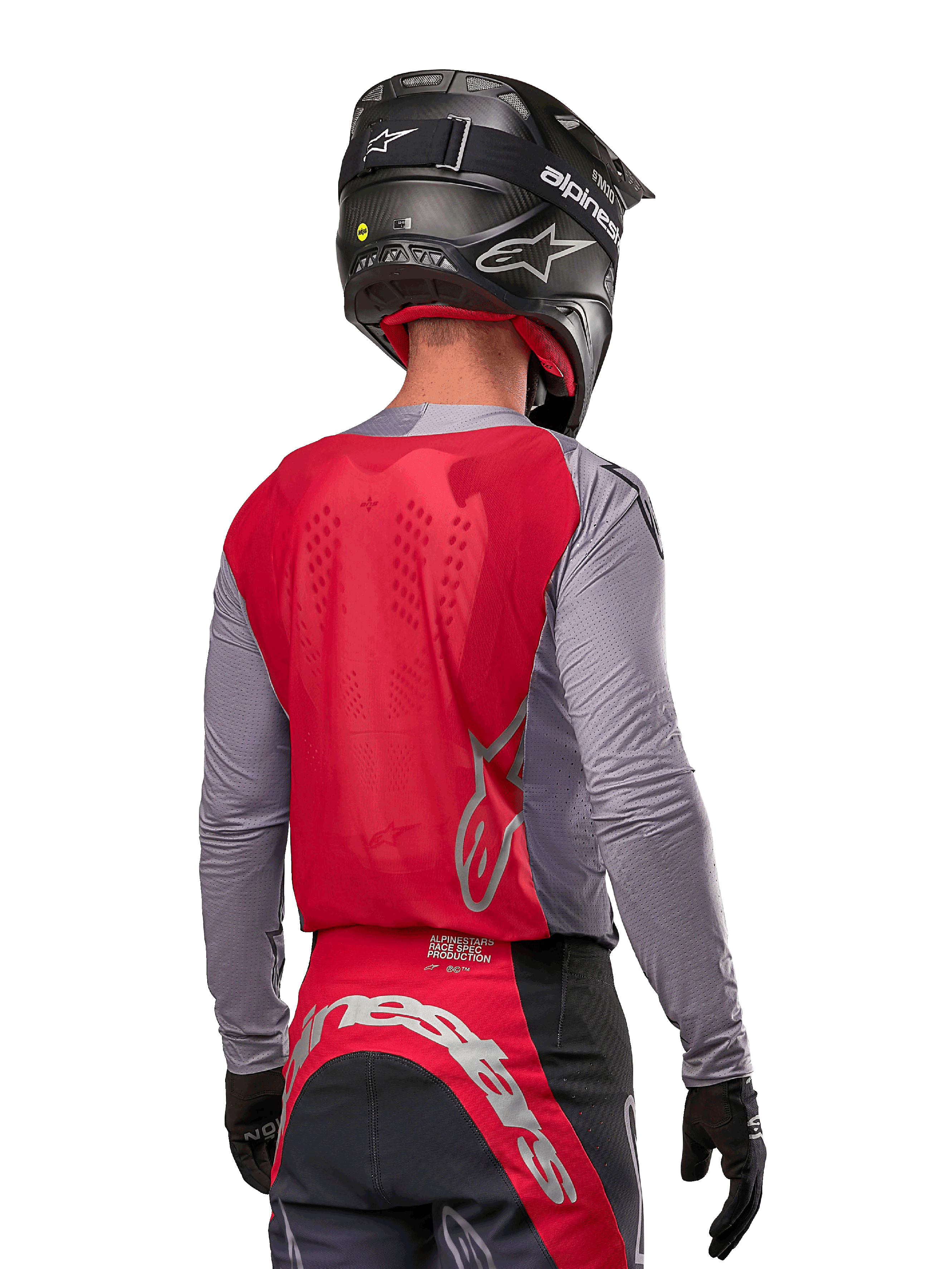 Motocross-Fahrer von hinten, Alpinestars 2024 Supertech Dade Jersey in Iron Red Berry und Grau, atmungsaktives Mesh-Rückenteil, silberne Logo-Akzente, schwarzer Helm und passende Rennhose, professionelle Offroad-Performance