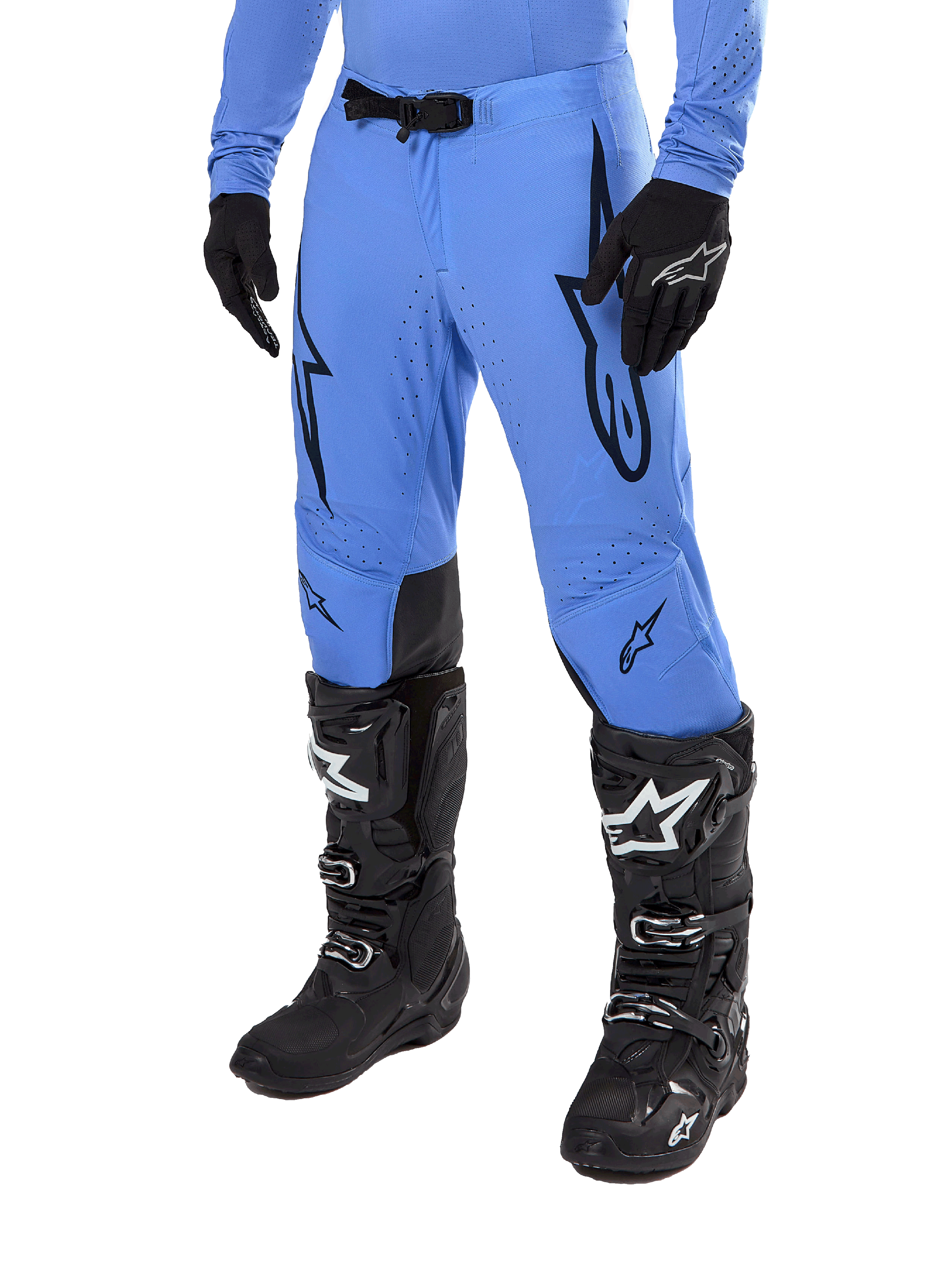Alpinestars 2024 Supertech Dade Hose, Motocross-Hose, Hellblau mit schwarzen Grafiklogos, mit Belüftungsperforationen und einer magnetischen Taillenschnalle, kombiniert mit schwarzen technischen Motorradstiefeln und Handschuhen, professionelle Offroad-Rennausrüstung