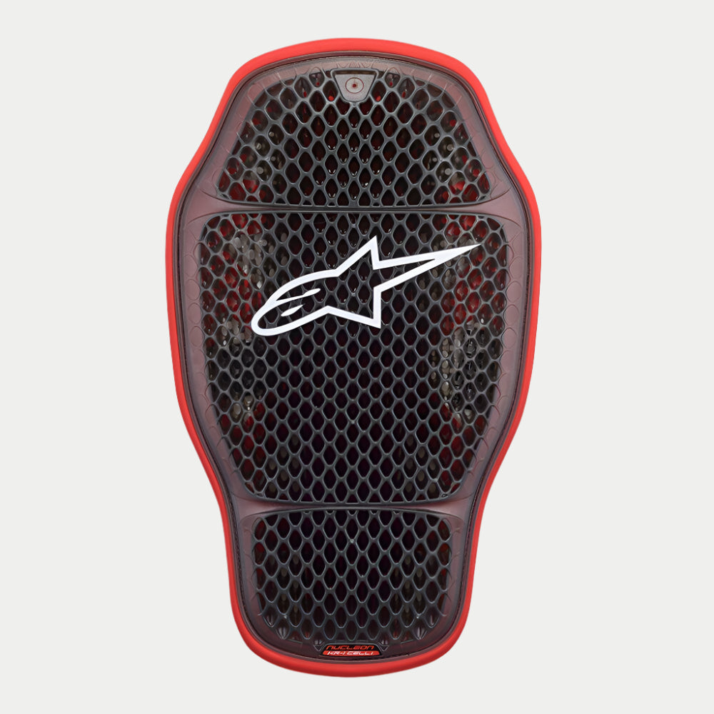 Alpinestars Nucleon KR-1 Cell i Rückenprotektor, Rückenprotektor-Einsatz, Transparent Smoke Rot, mit Waben-Mikrostruktur-Zelldesign, weißem Alpinestars-Logo in der Mitte und rotem flexiblem Außenrand für Motorrad-Aufprallschutz.