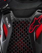 Tech-Air® Off-Road Airbag-System Detail mit schwarzem Nucleon CELL Wabenschutz und rotem Alpinestars-Branding.