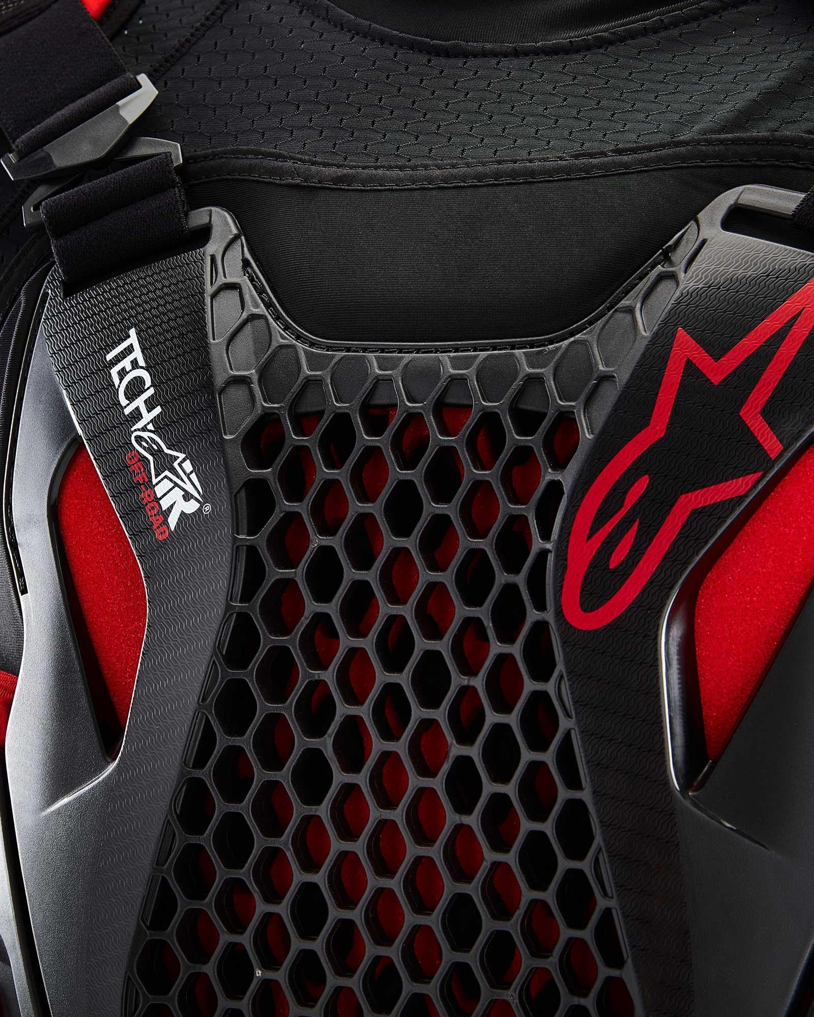 Tech-Air® Off-Road Airbag-System Detail mit schwarzem Nucleon CELL Wabenschutz und rotem Alpinestars-Branding.
