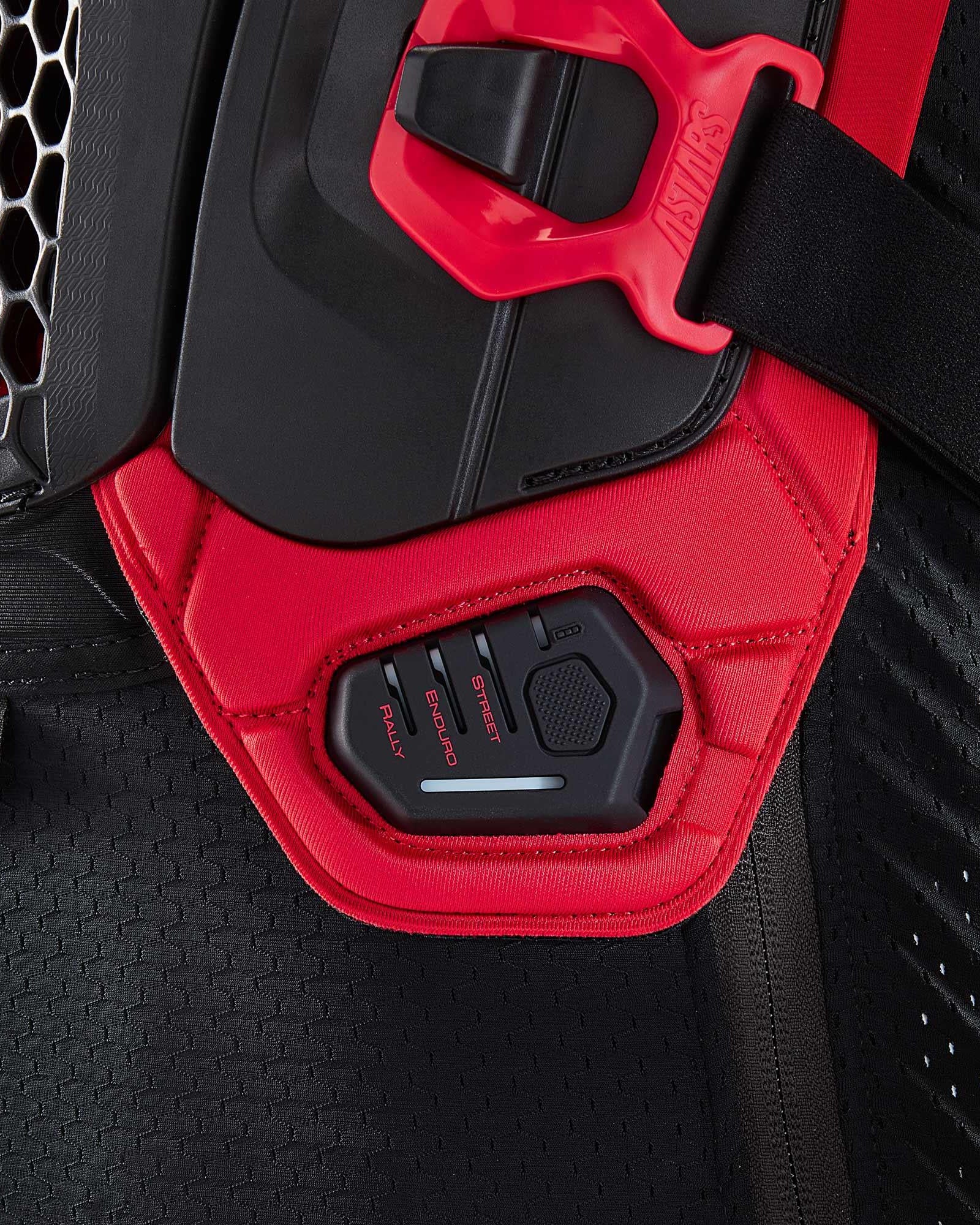 Tech-Air® Off-Road LED-Anzeige der Modi Rally, Enduro und Street auf einer schwarz-roten Mesh-Schutzjacke.