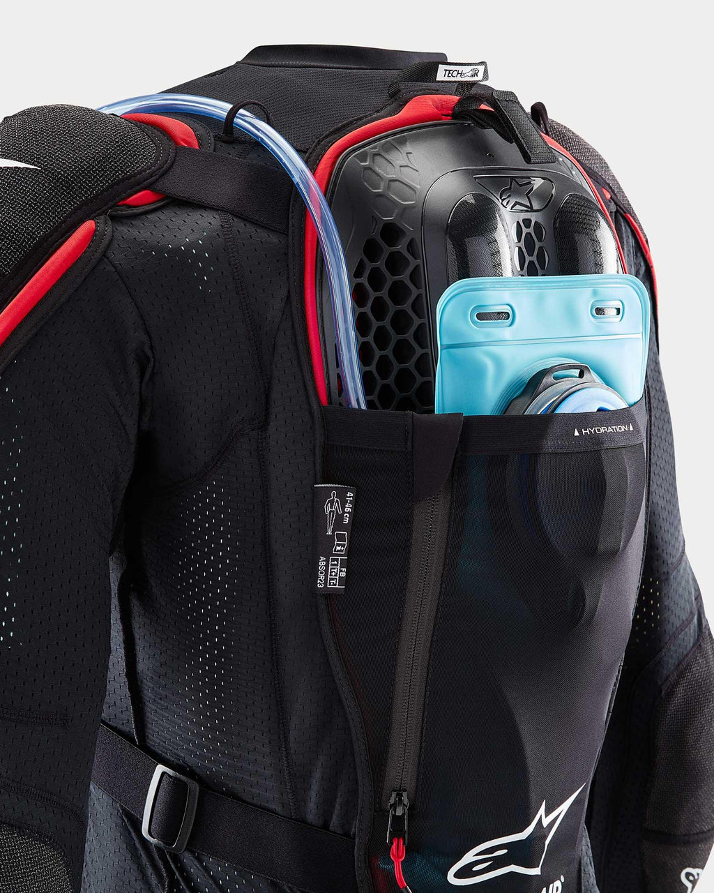 Alpinestars Tech-Air® Off-Road Airbag-System, schwarz-rote Mesh-Schutzjacke mit blauer Trinkblase und Rückenprotektor.