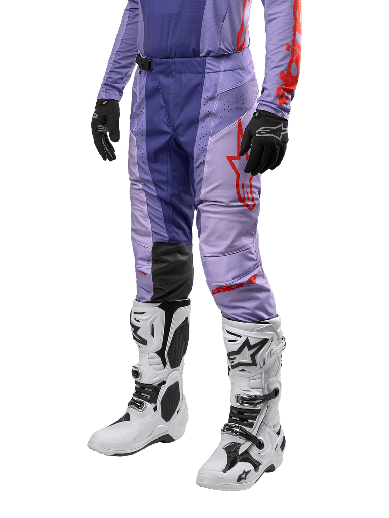 Alpinestars 2024 Techstar Ocuri Hose, Motocross-Hose, Lila und Hot Orange, weiße Stiefel und schwarze Handschuhe, strapazierfähige MX-Ausrüstung, sportliches Offroad-Design