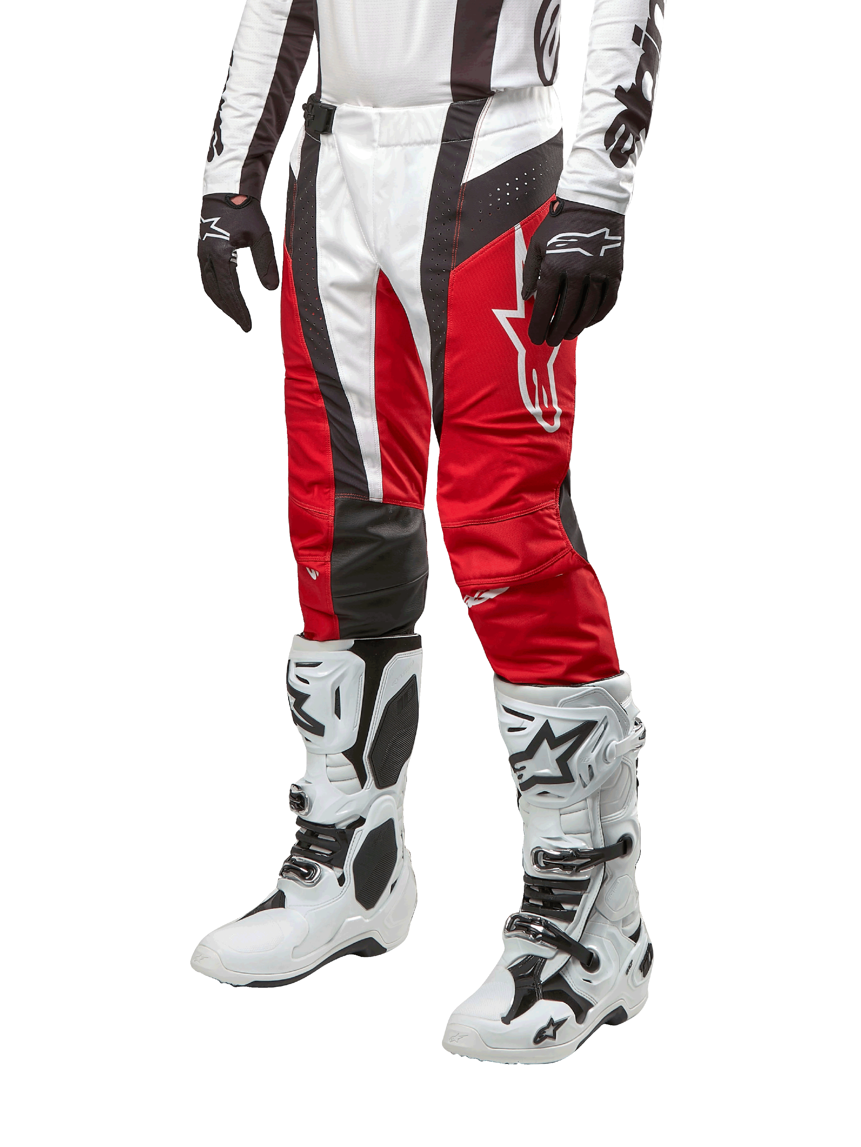 Alpinestars 2024 Techstar Ocuri Hose, Motocross-Rennsport-Hose, Mars-Rot, Weiß und Schwarz, getragen mit dazu passendem weiß-schwarzem Trikot, schwarzen Handschuhen und weißen Rennstiefeln mit Schnallen, technische Schutzausrüstung auf weißem Hintergrund