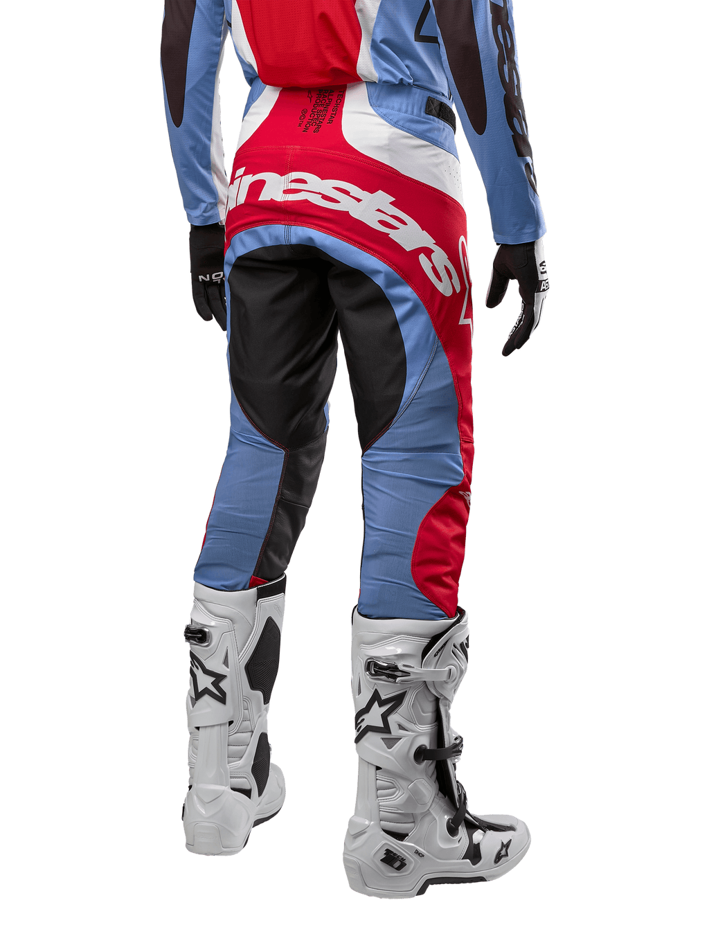 Alpinestars 2024 Techstar Ocuri Hose, Motocross-Hose, Hellblau, Mars-Rot und Weiß, Rückansicht mit großem rotem Alpinestars-Logo auf dem Gesäß, kombiniert mit weißen Rennstiefeln und passendem Trikot.