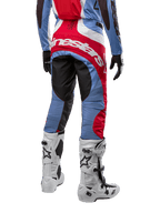 Alpinestars 2024 Techstar Ocuri Hose, Motocross-Hose, Hellblau, Mars-Rot und Weiß, Rückansicht mit großem rotem Alpinestars-Logo auf dem Gesäß, kombiniert mit weißen Rennstiefeln und passendem Trikot.