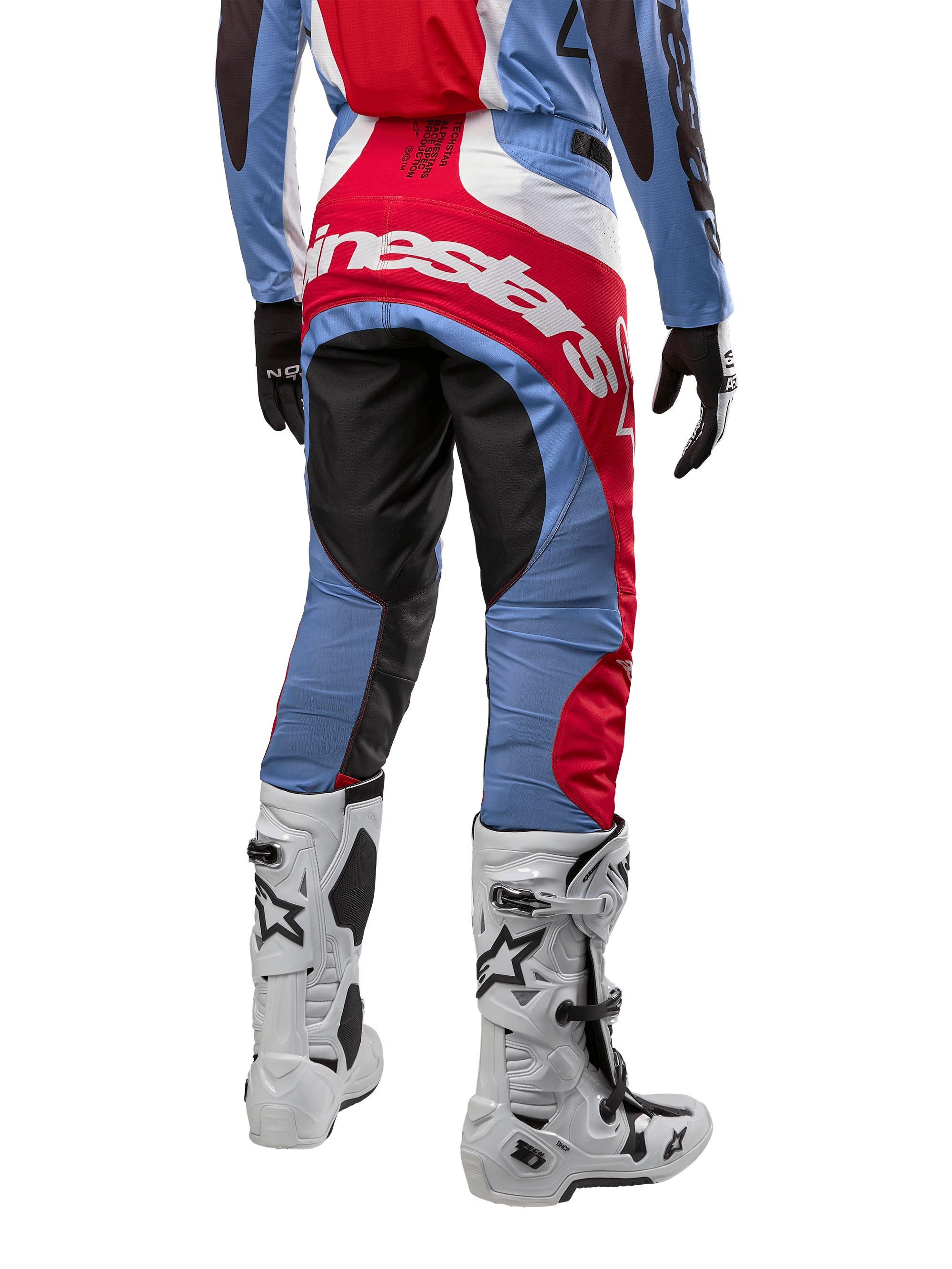 Alpinestars 2024 Techstar Ocuri Hose, Motocross-Hose, Hellblau, Mars-Rot und Weiß, Rückansicht mit großem rotem Alpinestars-Logo auf dem Gesäß, kombiniert mit weißen Rennstiefeln und passendem Trikot.