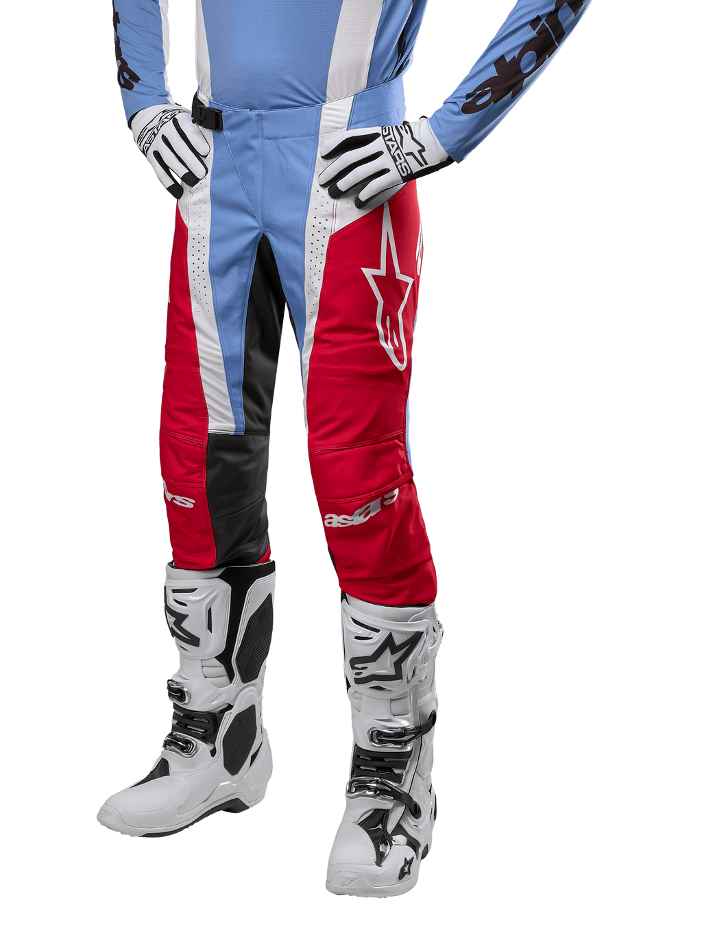 Alpinestars 2024 Techstar Ocuri Hose, Motocross-Hose, Hellblau, Mars-Rot und Weiß, getragen mit hellblauem Trikot und weißen Stiefeln, mit Stern-Logo auf dem Oberschenkel und verstärkten Knien, komplette Offroad-Rennausrüstung