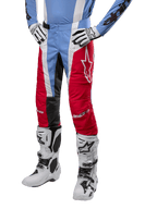 Alpinestars 2024 Techstar Ocuri Hose, Motocross-Hose, Hellblau, Mars-Rot und Weiß, getragen mit hellblauem Trikot und weißen Stiefeln, mit Stern-Logo auf dem Oberschenkel und verstärkten Knien, komplette Offroad-Rennausrüstung