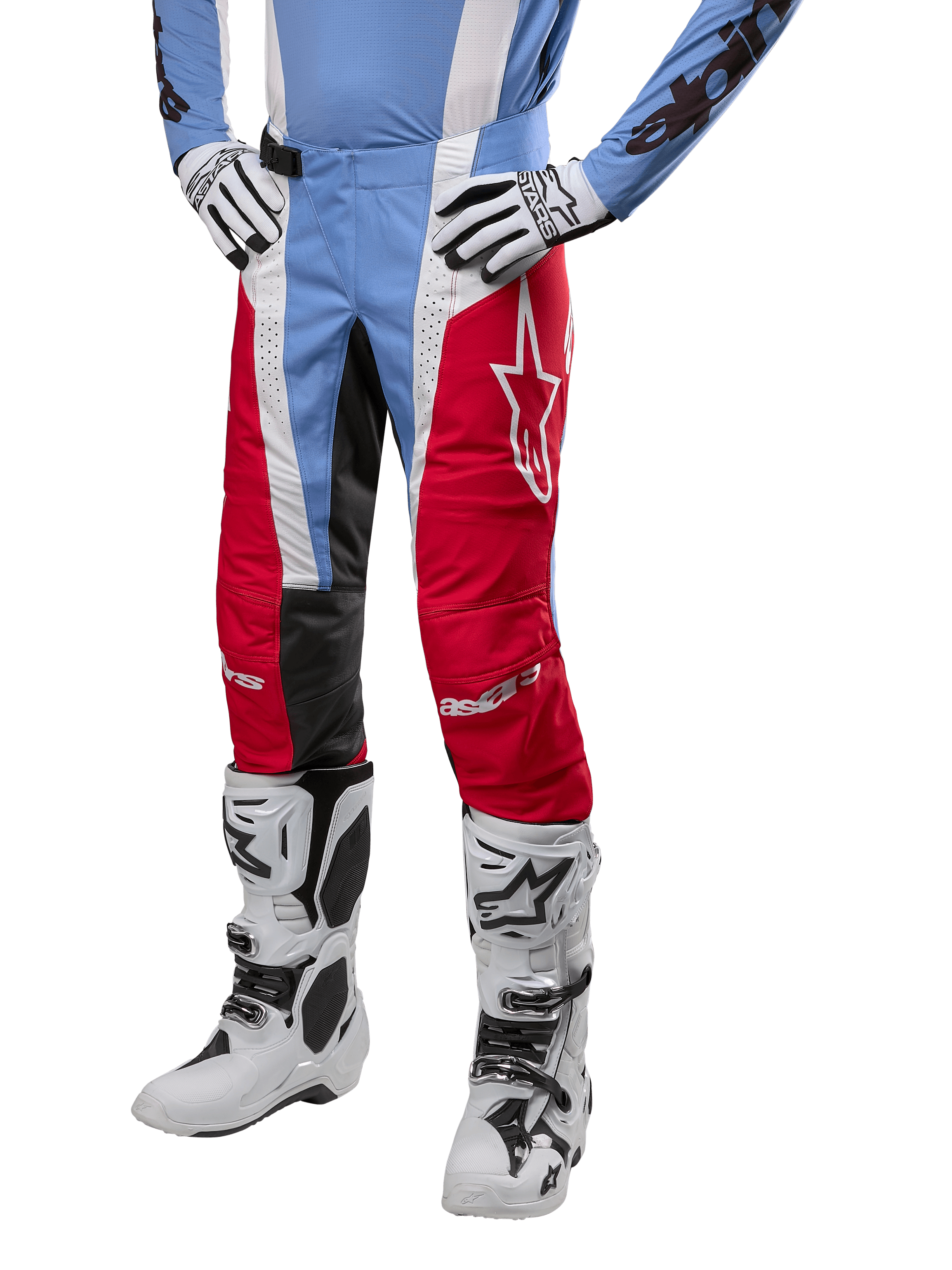Alpinestars 2024 Techstar Ocuri Hose, Motocross-Hose, Hellblau, Mars-Rot und Weiß, getragen mit hellblauem Trikot und weißen Stiefeln, mit Stern-Logo auf dem Oberschenkel und verstärkten Knien, komplette Offroad-Rennausrüstung
