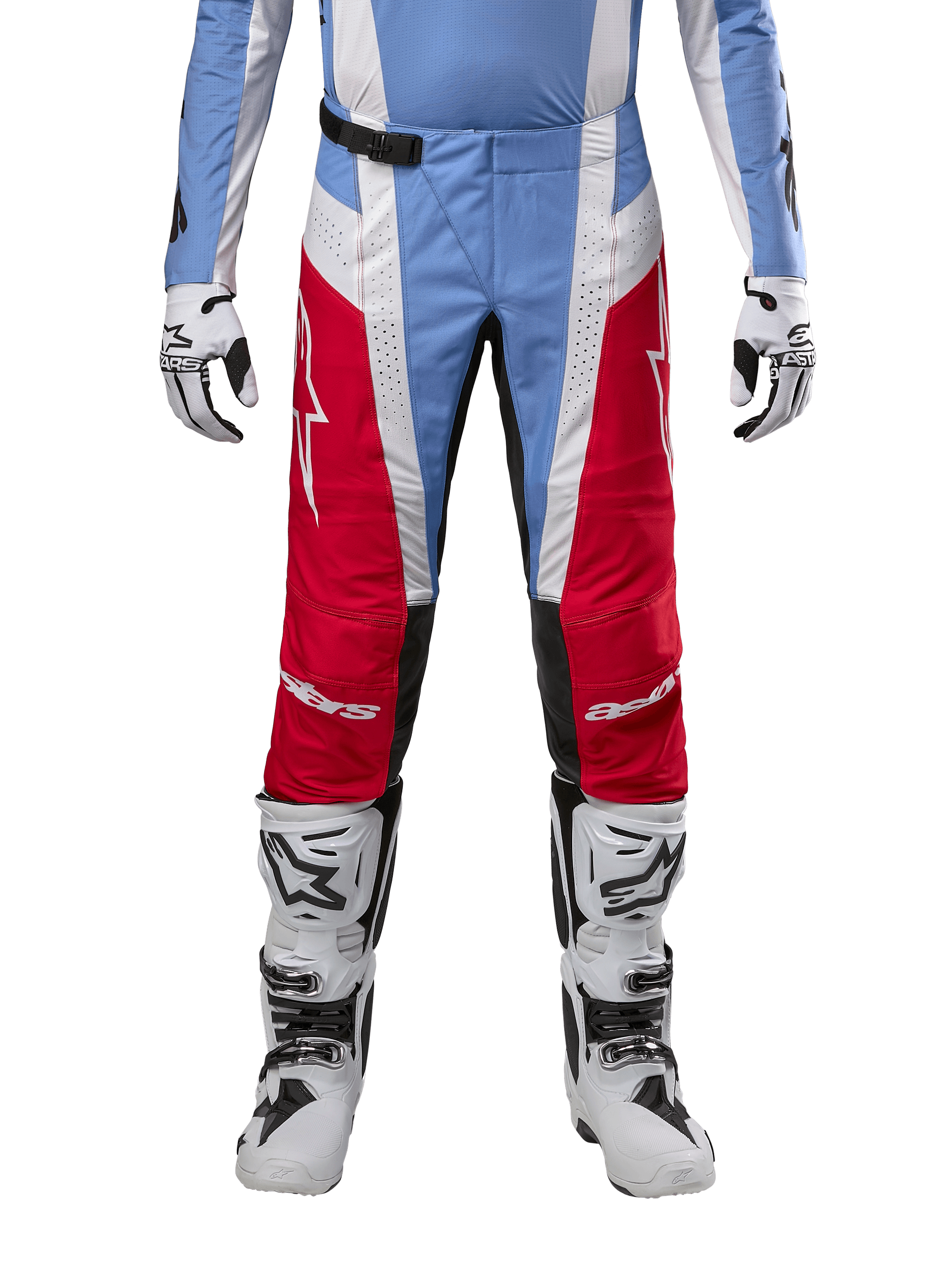 Alpinestars 2024 Techstar Ocuri Hose, Motocross-Hose, Hellblau, Mars-Rot und Weiß, Vorderansicht von der Taille abwärts, kombiniert mit weiß-schwarzen Motocross-Stiefeln und Handschuhen, technische Ausrüstung für Hochleistungs-Offroad-Rennsport