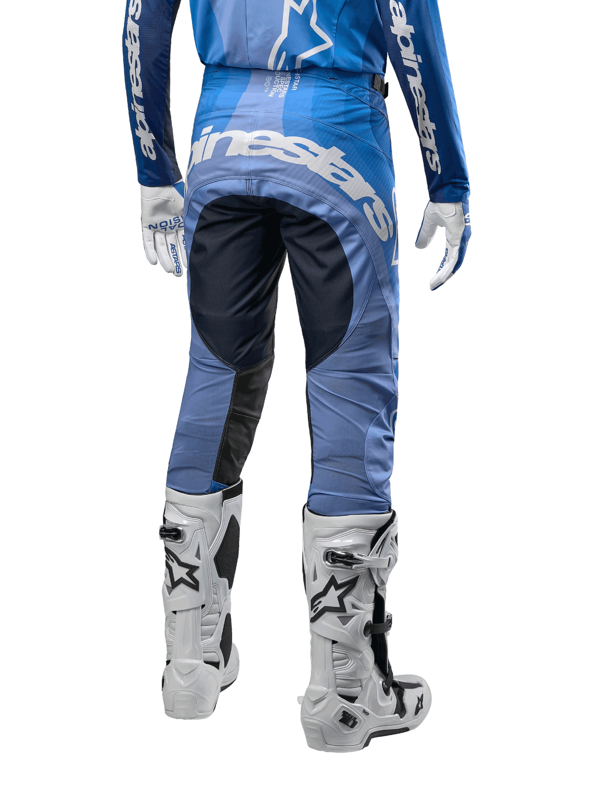 Alpinestars 2024 Techstar Pneuma Hose, Motocross-Hose, Dunkelblau und Hellblau, Rückansicht mit markantem weißem Branding am Gesäß und verstärkten schwarzen Einsätzen, kombiniert mit weißen Tech 10 Motocross-Stiefeln.