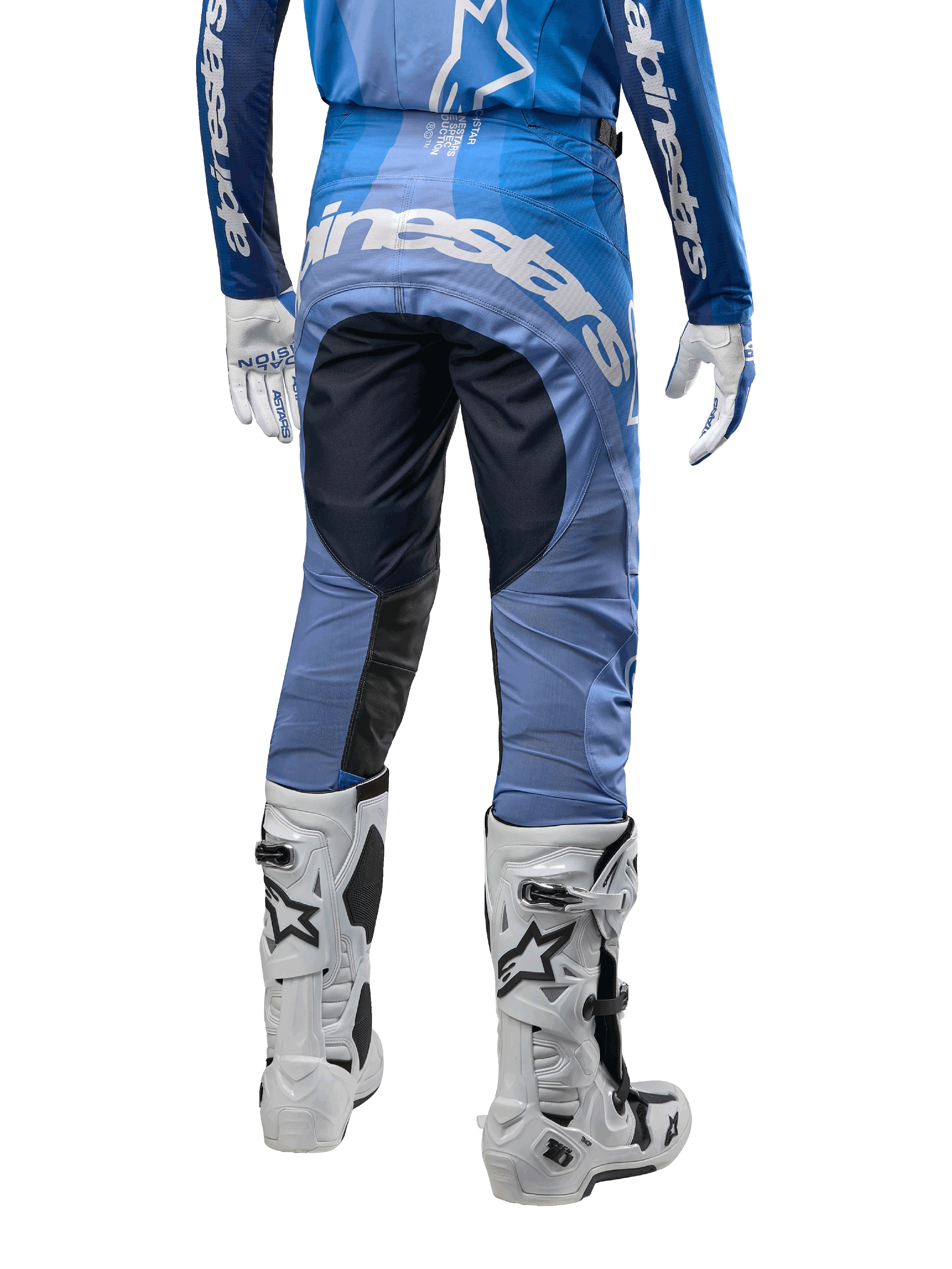 Alpinestars 2024 Techstar Pneuma Hose, Motocross-Hose, Dunkelblau und Hellblau, Rückansicht mit markantem weißem Branding am Gesäß und verstärkten schwarzen Einsätzen, kombiniert mit weißen Tech 10 Motocross-Stiefeln.