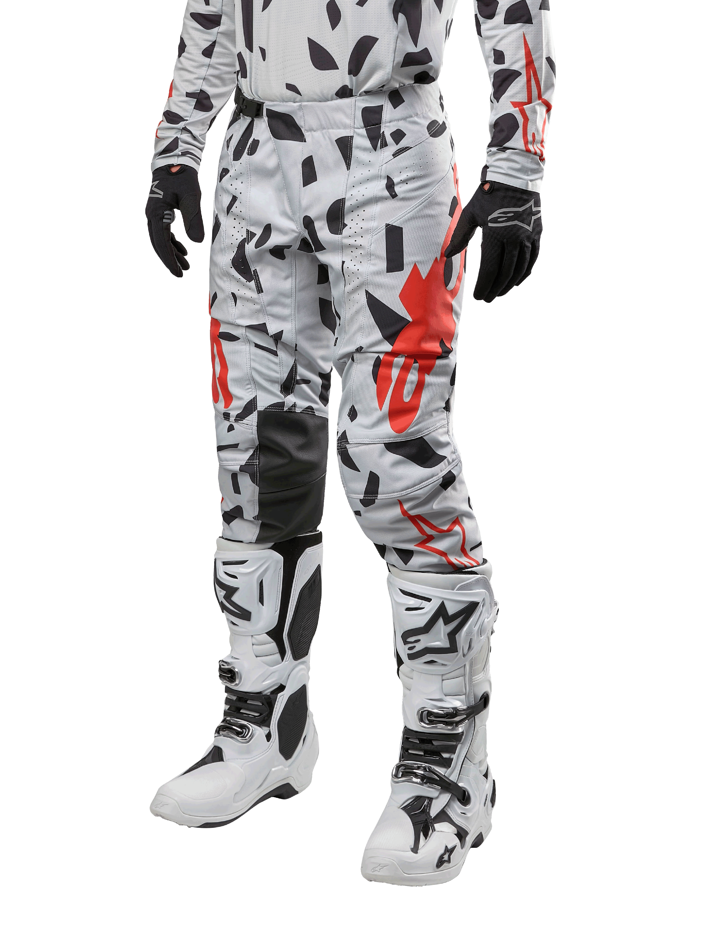 Alpinestars 2024 Techstar Rantera Hose, Motocross-Hose, Haze Gray Camo mit schwarzem und rotem abstraktem Muster, getragen mit passendem Jersey, schwarzen Handschuhen und weißen Motocross-Stiefeln, konzipiert für Hochleistungs-Offroad-Rennsport