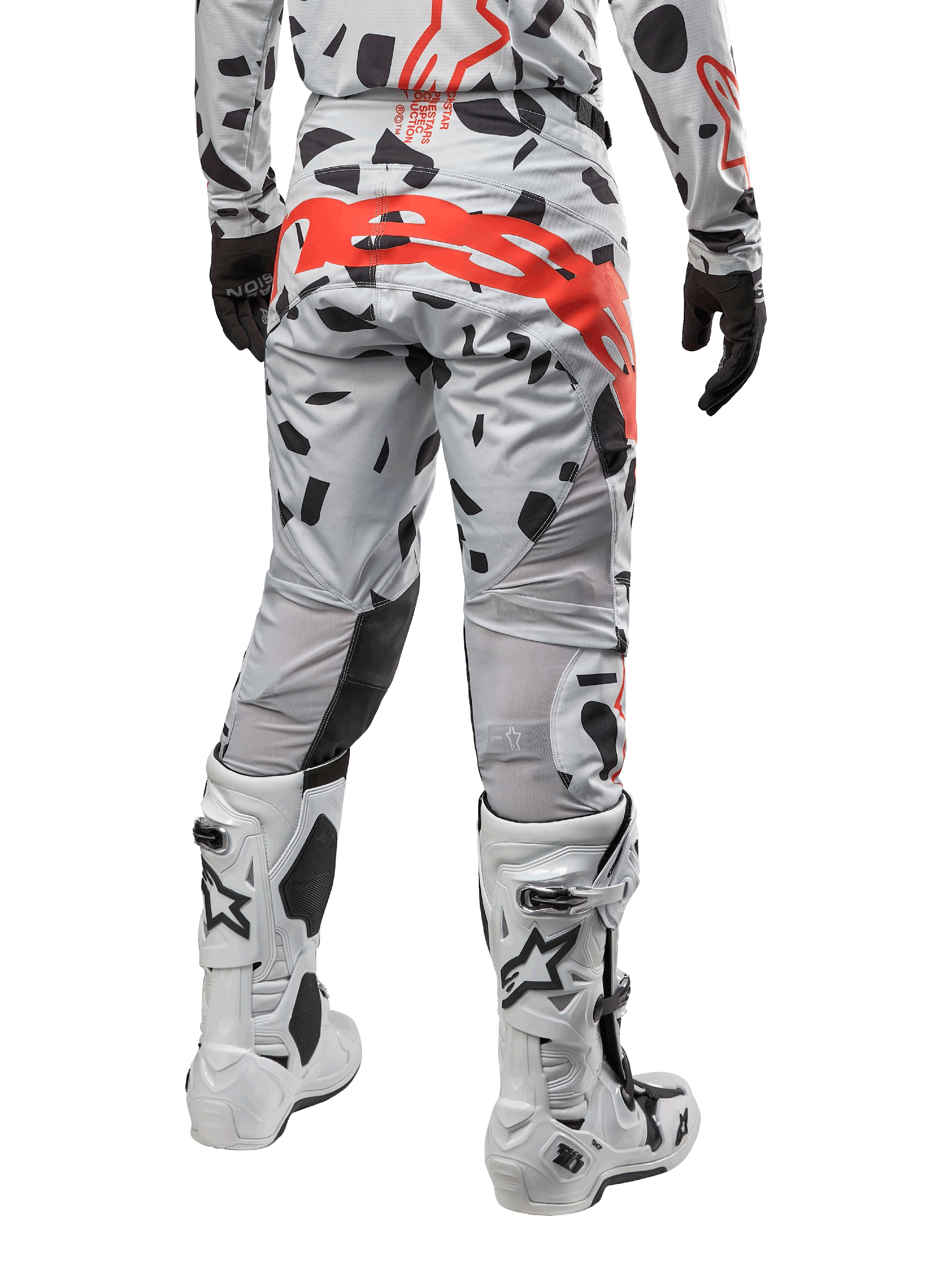 Alpinestars 2024 Techstar Rantera Hose, Motocross-Hose, Haze Gray Camo, mit schwarzen Camouflage-Mustern und einem großen roten Alpinestars-Logo auf dem Gesäß, Rückansicht getragen mit weißen Stiefeln und passender Rennausrüstung