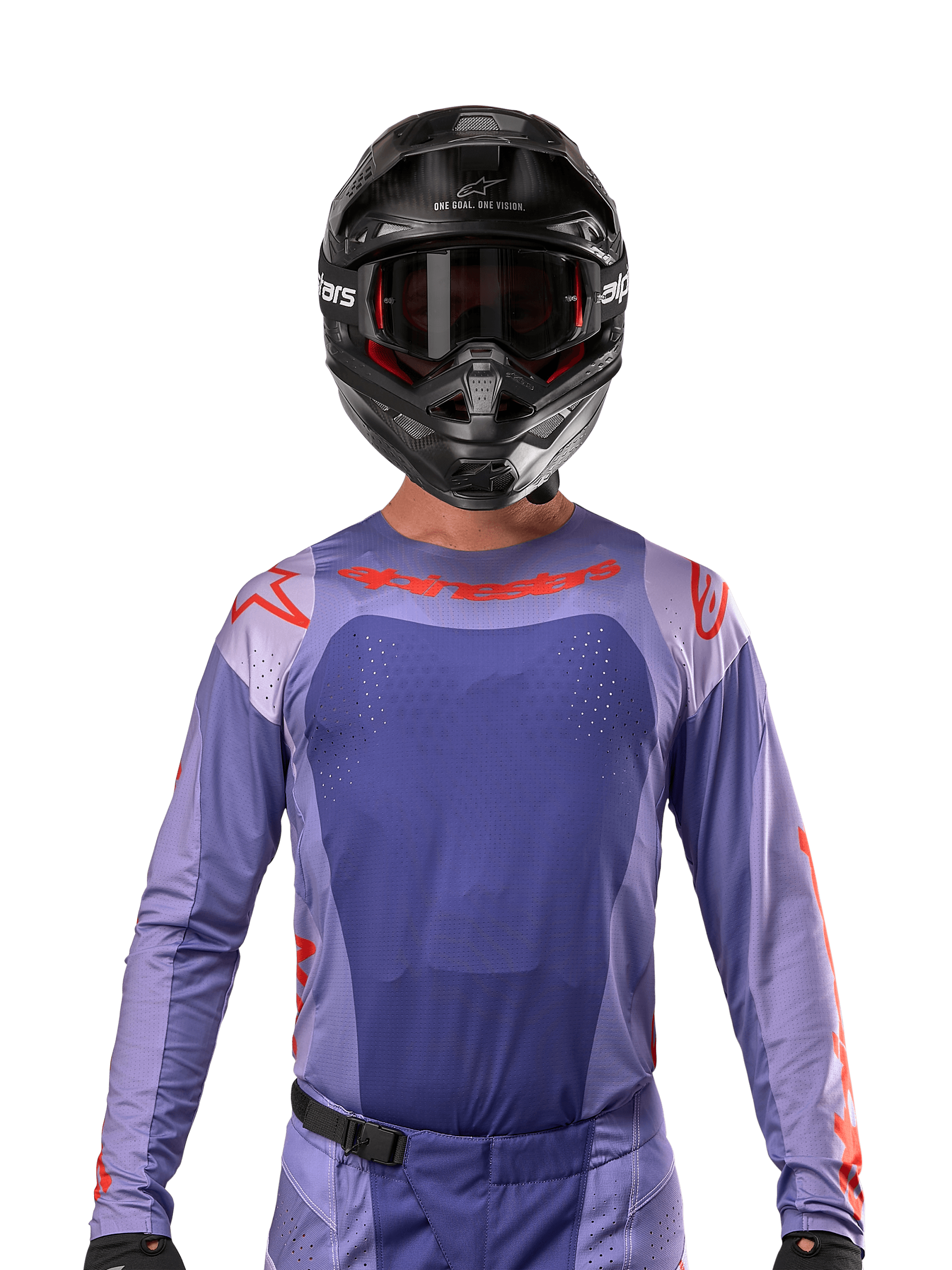 Alpinestars 2024 Techstar Ocuri Jersey, Lila und Hot Orange, getragen von einem Motocross-Fahrer mit schwarzem Helm und Goggles, mit lasergeschnittenen Perforationen auf der Brust, athletischer Rennpassform und auffälligem rotem Branding auf den Schultern und der Brust.