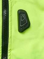 Alpinestars Tech-Air® 3 V2 System, Motorrad-Airbag-Weste, Nahaufnahme von wasserabweisendem Material in Gelb Fluo mit schwarzem Reißverschluss, schwarzer gummierter Tech-Air Logo-Patch, hochsichtbare Sicherheitsausrüstung