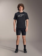 Alpinestars A-Dura Liner Shorts, schwarze Radsport-Innenhose, getragen von einem Model mit einem schwarzen Alpinestars Logo-T-Shirt und schwarzen Fahrradschuhen, eng anliegendes Design für MTB-Performance und Komfort im Sattel