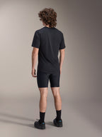 Alpinestars A-Dura Liner Shorts, schwarze Radsport-Innenhose, Rückansicht am Modell, eng anliegendes Stretchgewebe mit sichtbaren Sitzpolsternähten, kombiniert mit einem schwarzen T-Shirt und Radschuhen, Mountainbike-Bekleidung