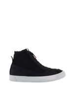 Alpinestars Stated Schuhe, hohe Motorrad-Sneaker, Schwarz und Weiß, geripptes Knöcheldetail, rote Schnürsenkel-Akzente, weiße vulkanisierte Sohle, lässige urbane Motorradschuhe