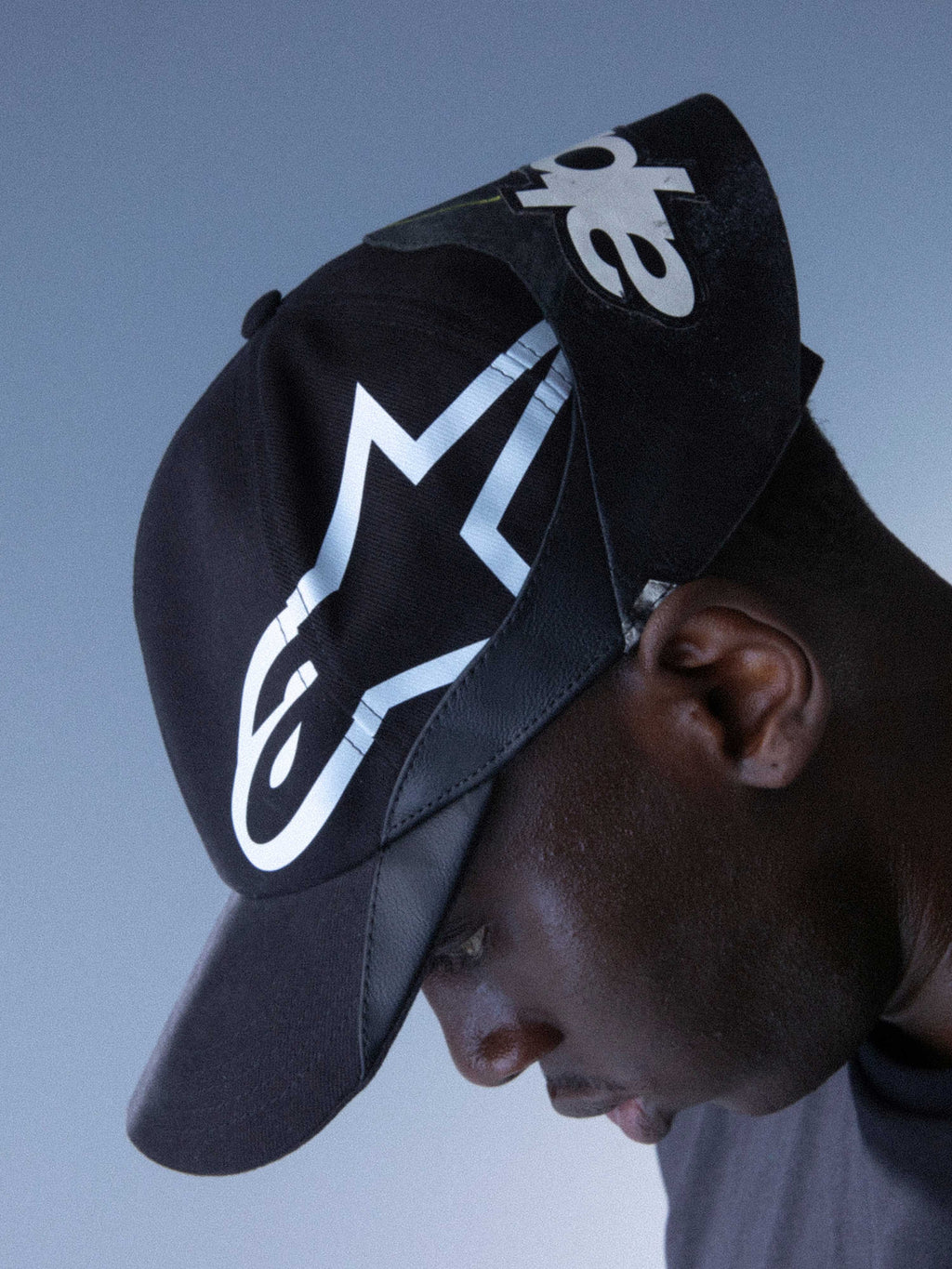 Alpinestars RSRV Resurgence Hat, Schwarze Kappe mit weißem Logo, Unisex Lifestyle-Cap, gebogener Schirm, Stoffkonstruktion
