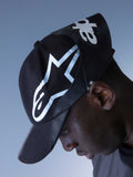Alpinestars RSRV Resurgence Hat, Schwarze Kappe mit weißem Logo, Unisex Lifestyle-Cap, gebogener Schirm, Stoffkonstruktion