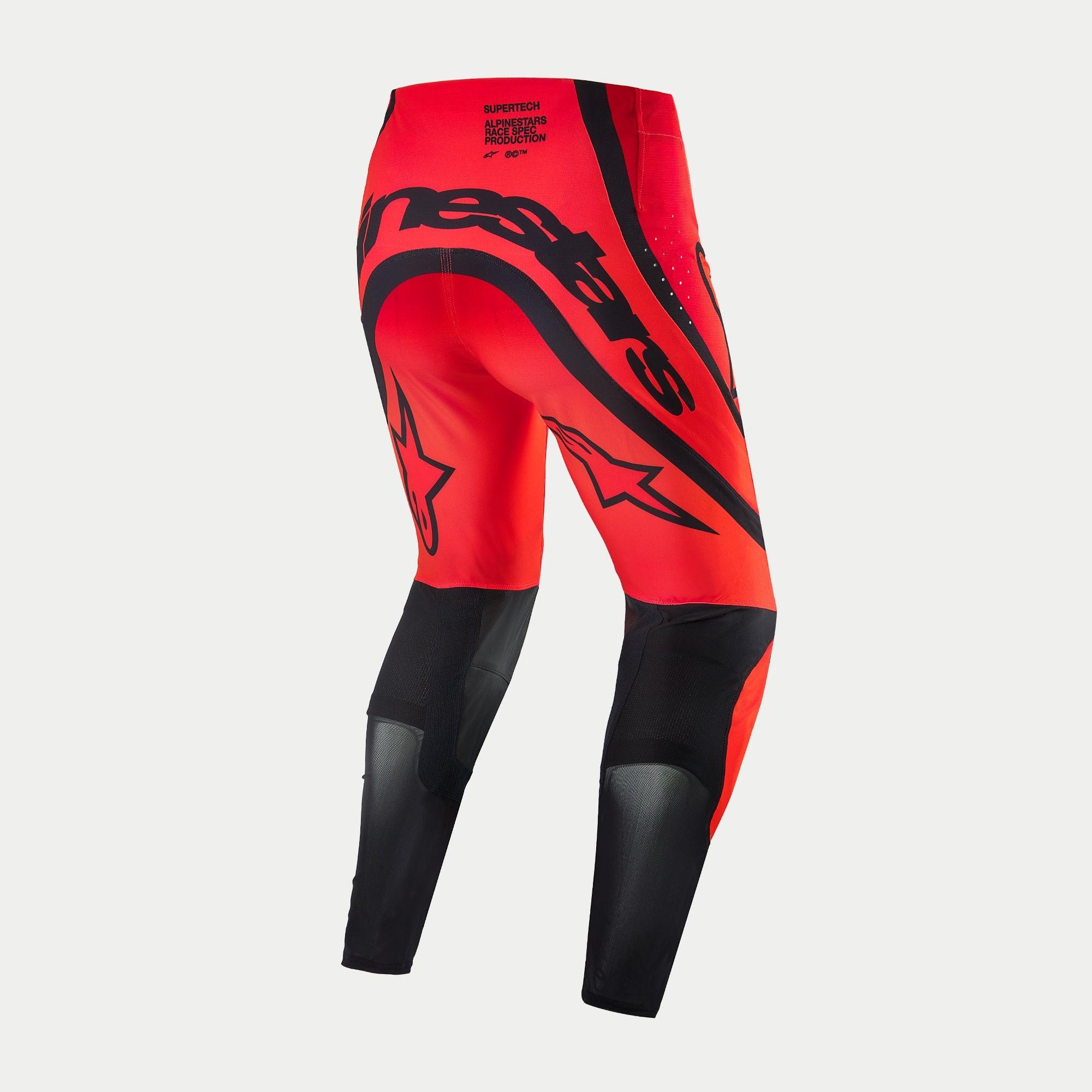 Alpinestars Supertech Ember LE Hose, Motocross-Hose, Rot Fluo und Hellrot mit schwarzen Akzenten, Rückansicht mit markantem schwarzem Alpinestars-Schriftzug auf dem Gesäß, Stern-Logos auf den Oberschenkeln und technischen Mesh-Einsätzen an den Unterschenkeln.